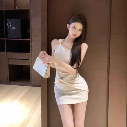 性感辣妹风斜肩单肩吊带连衣裙女夏季新款修身显瘦高级感包臀短裙